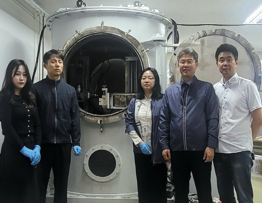 기계연 레이저기술실용화연구실 연구팀이 원전 해체 현장을 모사한 수조에서 기념촬영을 하고 있다. 기계연 제공